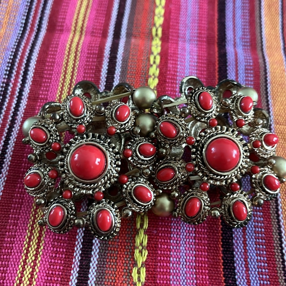 🏷 Red Coral Beaded Gold Tone Stretch Bracelet - Picture 4 of 10